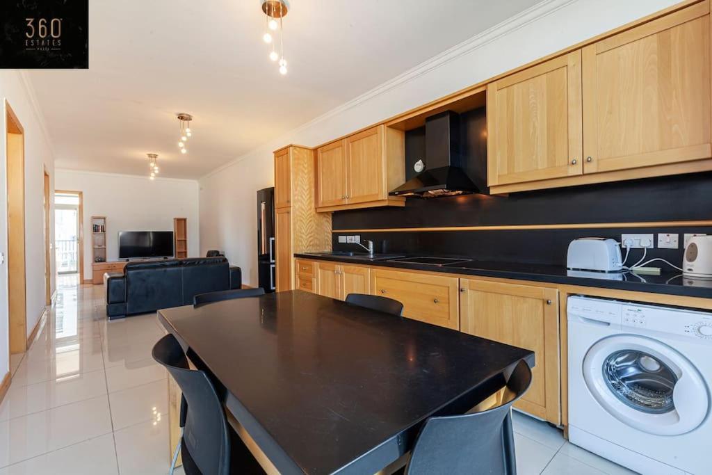 Comfortable Penthouse, Served With Lift, Wifi & Ac By 360 Estates Gzira Exterior photo