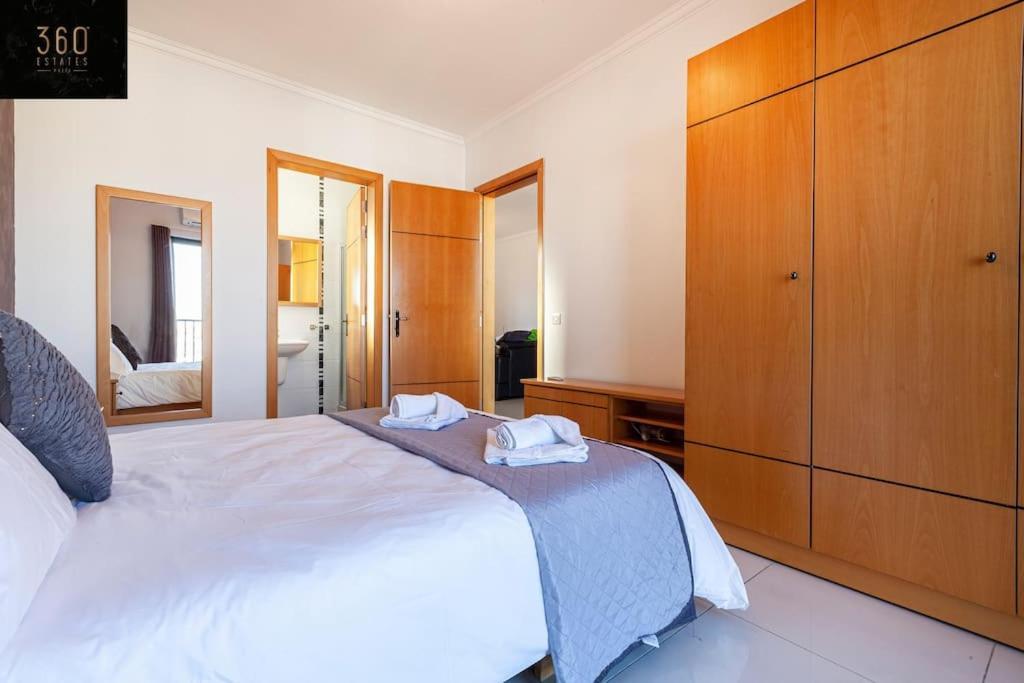 Comfortable Penthouse, Served With Lift, Wifi & Ac By 360 Estates Gzira Exterior photo
