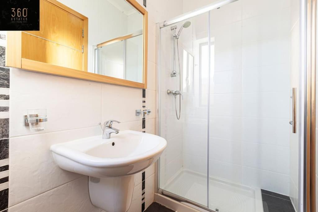 Comfortable Penthouse, Served With Lift, Wifi & Ac By 360 Estates Gzira Exterior photo